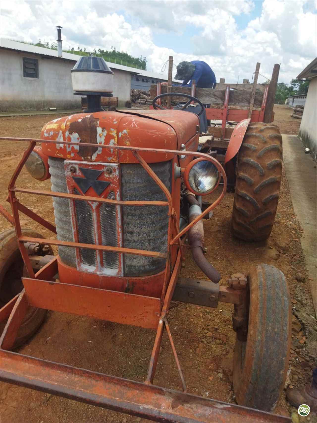 TRATOR MASSEY FERGUSON MF 50 Tração 4x2 Camtrac Máquinas Agrícolas MARIALVA PARANÁ PR